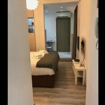 Small Budget Diamond In Agias Sofias. Apartmán *