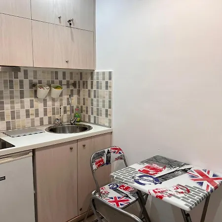 Small Budget Diamond In Agias Sofias. Apartmán *