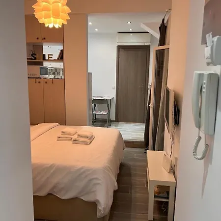 Small Budget Diamond In Agias Sofias. Апартаменты Салоники